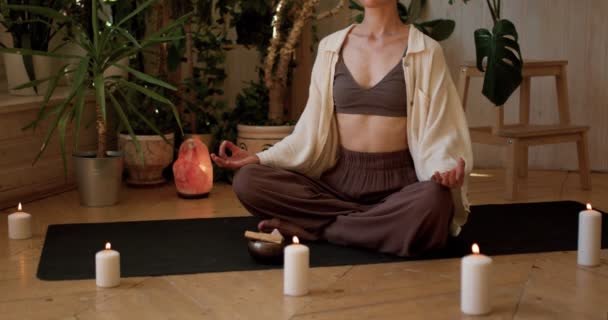Mladá Žena Udržuje Fit Hořící Svíčky Světlo Lotus Asana Close — Stock video