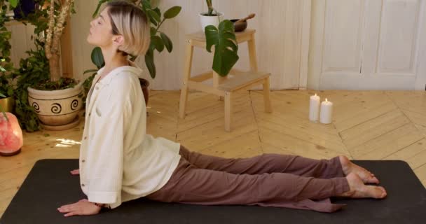 高加索柔韧女子练习瑜伽时 姿势呈眼镜蛇状或面朝上 女子脊柱有问题 侧视慢动作健康及照顾身体 — 图库视频影像