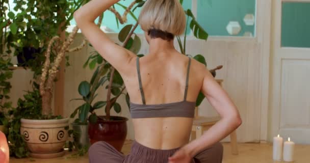 Joven Mujer Forma Haciendo Ejercicio Yoga Casa Cursos Línea Atención — Vídeos de Stock