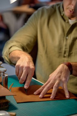 Fabrikada cüzdan üretim süreci, kırpılmış atışları kapatın. El yapımı cüzdan