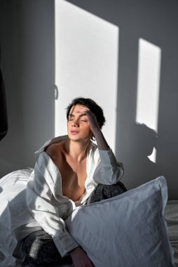 Genç, rahat, gözleri kapalı bir adam sabah keyfine bakıyor, rahatlıyor, portreyi kapatıyor. Cinsellik.