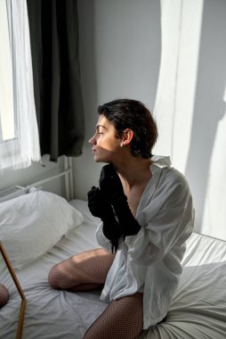 Transseksüel kendine yeni küpeler almış. Arkadaşından bir hediye.