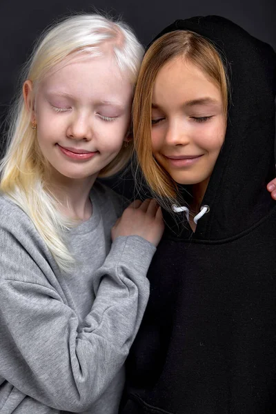 Δύο Όμορφα Κορίτσια Κλειστά Μάτια Στέκονται Μαζί Απομονωμένα Μαύρο Φόντο — Φωτογραφία Αρχείου