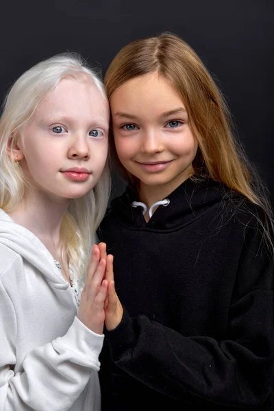 Zwei Klassenkameraden Mit Unterschiedlichem Aussehen Unterstützen Einander Isolierter Schwarzer Hintergrund — Stockfoto