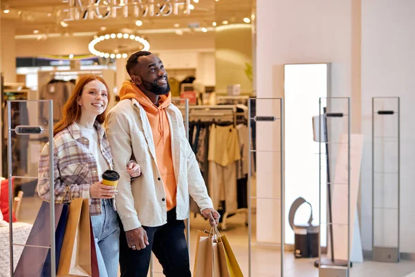 消费主义和人们的观念快乐多样的年轻夫妇与购物袋步行商场 复制空间 侧视镜头 业余爱好 生活方式 — 图库照片