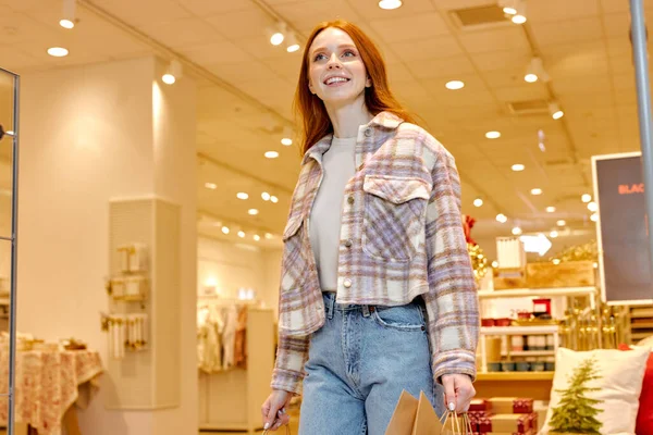 ショッピングセンターでバッグを手に歩く豪華な肯定的な美しい女の子 時間がない 愛休日休日休み楽しい時間娯楽 — ストック写真