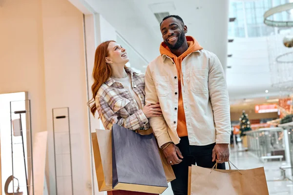 Glada Positiva Man Och Kvinna Får Glädje Att Shoppa Vid — Stockfoto