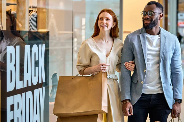 欢愉多姿的年轻夫妇参加了黑色星期五的全球销售 — 图库照片