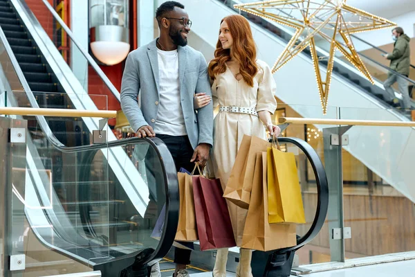 Köpberoende Couple Har Bra Tid Köpcentret Älskare Gör Shopping Offline — Stockfoto