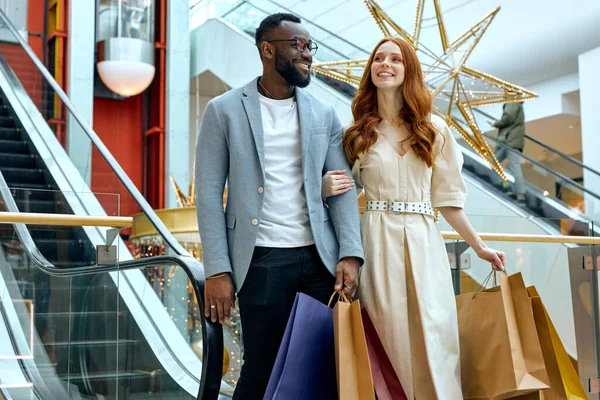 Awesomen Ingefära Flicka Och Snygg Snygg Afrikansk Kille Gör Shopping — Stockfoto