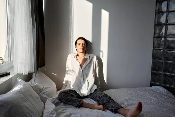 Primer Plano Tiro Hombre Relajado Guapo Usando Una Camiseta Blanca —  Fotos de Stock