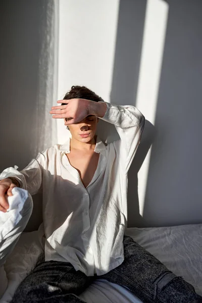 Όμορφο Μελαχρινό Αγόρι Ξυπνά Κλείνει Μάτια Του Χέρι Ξυπνά Μετά — Φωτογραφία Αρχείου