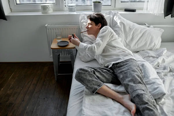 술취한 남자가 창문에 담배를 침대에 침실에서 건강하지 Concept 길이의 — 스톡 사진