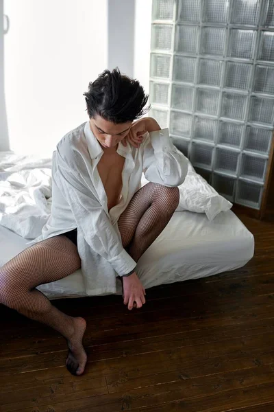 Somnoliento Joven Gay Sienta Dormitorio Mira Hacia Abajo Longitud Completa —  Fotos de Stock
