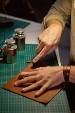 Erkeklerin elleri bıçak kullanırken doğal malzemeler kullanır. Kesilmiş atışları kapatır.