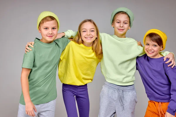 Gioioso Gruppo Bambini Divertono Studio Concetto Intrattenimento Bellezza Moda Stile — Foto Stock