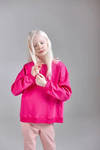 Portrait Enfant Albinos Impressionnant Aux Cheveux Blonds Style Mode Beau — Photo