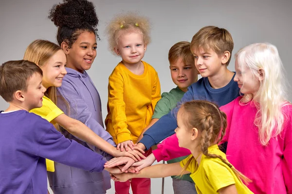 Teamwok Und Kinderkonzept Vielfältige Fröhliche Gruppe Von Kindern Die Hände — Stockfoto