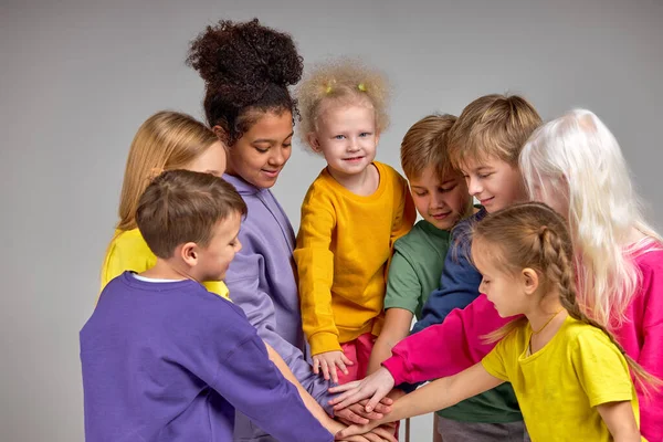 Grupa Uśmiechniętych Dzieci Gotowe Wspierać Pomagać Sobie Nawzajem Odizolowane Białe — Zdjęcie stockowe