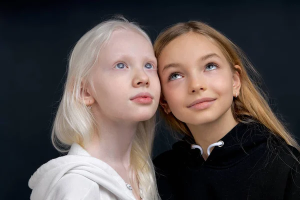 Deux Belles Filles Rêvant Chercher Fond Noir Isolé Amis Maquiller — Photo