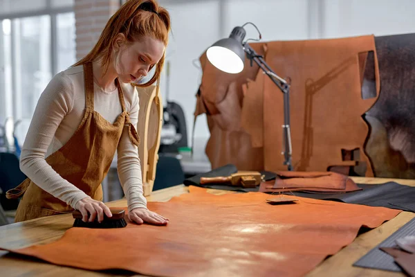 Artisan Travailleur Concentré Sur Maintien Cuir Bonne Formeperdre Vue Côté — Photo