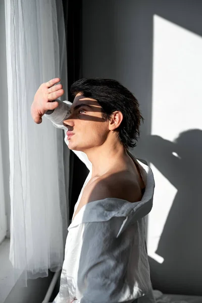Junger Mann Schließt Die Augen Unter Der Sonne Kerl Mag — Stockfoto
