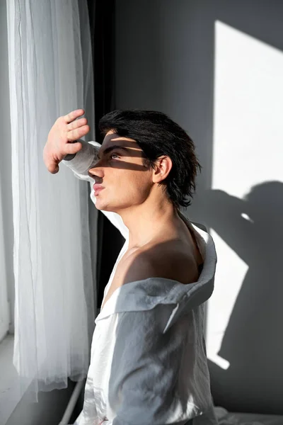 Joven Cerrando Los Ojos Bajo Sol Chico Gusta Lunes Por — Foto de Stock