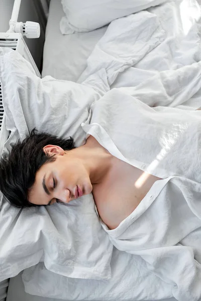 目を閉じたセクシーなハンサム男はベッドで時間を費やしています 美しさ ライフスタイル 人々の概念 トップビュー リラクゼーション — ストック写真