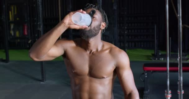 Μυώδης Αφροαμερικανός Bodybuilder Αρσενικό Γυμνό Κορμό Πόσιμο Νερό Έχει Ξεκουραστεί — Αρχείο Βίντεο