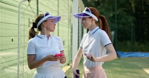 Duas Mulheres Alegres Bonitas Estão Preparando Para Começar Jogo Tênis — Vídeo de Stock