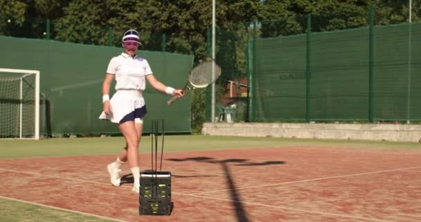 Positief Sexy Meisje Lopen Tennisbaan Pakt Bal Slaat Hem Traint — Stockvideo
