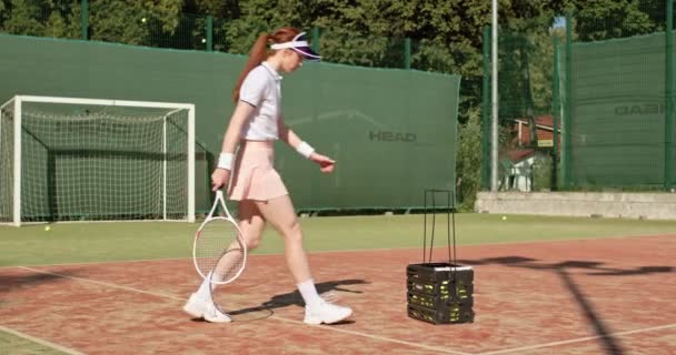 Komoly Motivált Ambiciózus Teniszező Fog Nyerni Versenyt Ginger Lány Dobja — Stock videók
