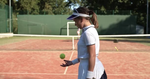 Mladá Seriózní Sportovní Žena Trénink Hřišti Naučit Hrát Tenis Házet — Stock video