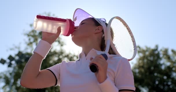 Σέξι Πανέμορφο Κορίτσι Κρατώντας Ρακέτα Στο Χέρι Πίνουν Νερό Από — Αρχείο Βίντεο