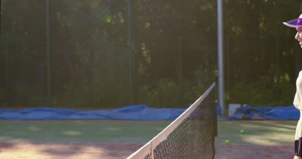 Ženy Chodí Usmívají Objímají Dobrý Tenis Hraje Zpomaleně Sport Aktivní — Stock video