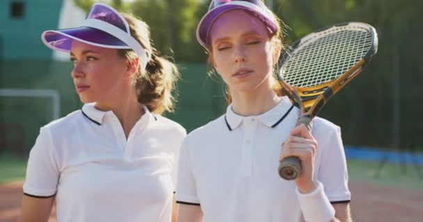 Jovens Mulheres Ambiciosas Ativas Sentem Nervosas Segurando Raquete Tênis Nas — Vídeo de Stock