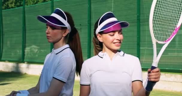 Jonge Mooie Vriendinnen Staan Achter Elkaar Tennisbaan Mode Stijlvol Geklede — Stockvideo