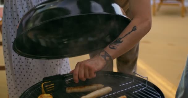 Bonito Sorrindo Homem Com Tatuagem Assar Salsichas Calos Close Cortado — Vídeo de Stock
