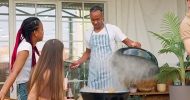 Yakışıklı, gülümseyen Afrikalı adam ızgara mısır hazırlıyor, sakallı adam Coca Cola içiyor, Asyalı adam, arkadaşları selfie çekiyor, fotoğraf çekiyor, kamera çekiyor, haftasonu, dinlenme zamanı, tatilde yavaş çekim yapıyor.