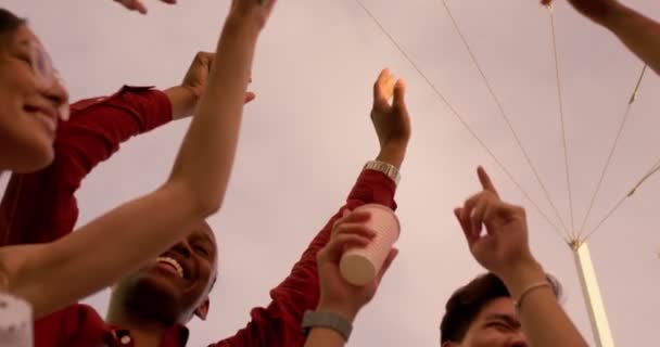 Мульти Этнические Счастливые Люди Танцуют Поднятыми Руками Тост Пивными Бутылками — стоковое видео