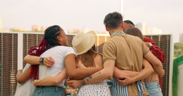 Разнообразная Группа Людей Обнимаются Кругу Показывают Дружбу Единство Танцы Весело — стоковое видео
