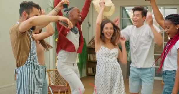 Diversos Amigos Multirraciais Pendurados Para Fora Jovem Mulher Branca Dançando — Vídeo de Stock