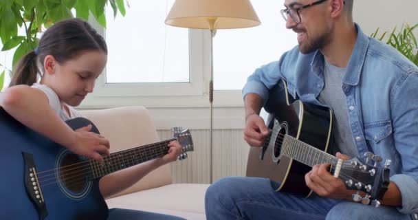 Młoda Dziewczyna Jej Nauczyciel Praktyka Gitara Gra Pomieszczeniach Dziewczyna Raduje — Wideo stockowe