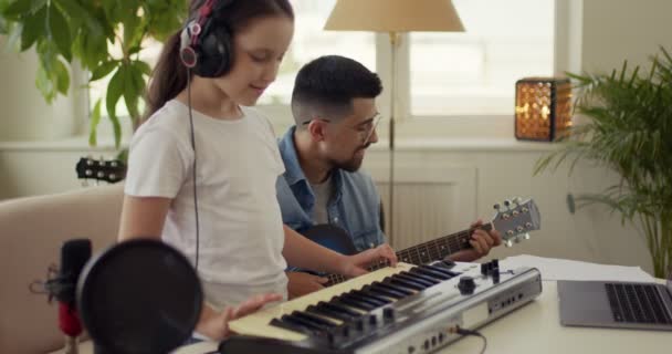 Babası Şarkı Söyleyip Gitar Çalarken Ailesi Yaşam Tarzı Serbest Zaman — Stok video