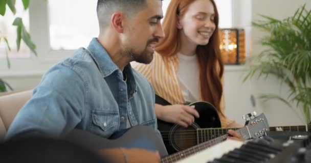 Duygusal Şarkıcılar Stüdyoda Kamera Çekiminde Ağır Çekimde Yaşam Tarzında Hobide — Stok video