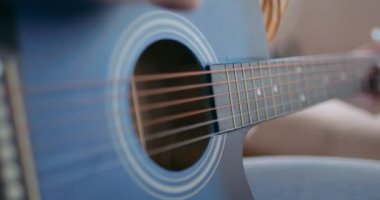 Kız performansa hazırlanıyor, tartışıyor, yavaş çekimde kapanıyor, kadın gitar dersi alıyor. Kendi kendini eğiten dahi.