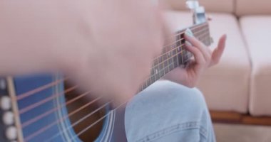 Canlı performans sırasında gitar çalan yetenekli bir bayan müzisyen. Kırpılmış fotoğraf, sanat, kız müzik aleti öğreniyor.