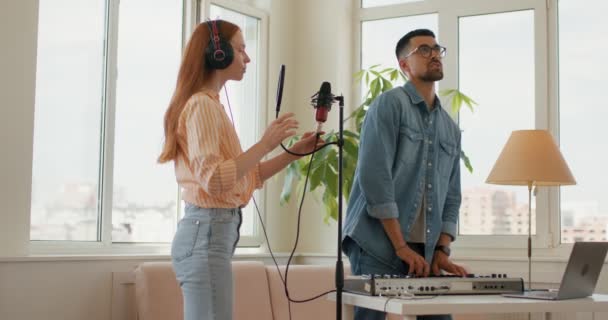 Talentovaná Dívka Rozehřívá Před Zpěvem Její Učitelka Učí Zpívat Bez — Stock video
