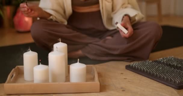 Молода Жінка Сидячи Позі Лотоса Вибухаючи Свічки Ароматерапія Стрес Рельєф — стокове відео