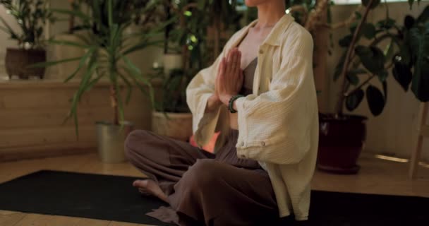 Göğüs Kafesinde Avuç Içlerine Katılan Sıska Kız Içeride Yoga Yapıyor — Stok video